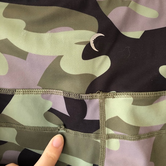 ZYIA Green Camo Pocket Light n Tight 7/8 Leggings - Picture 8 of 9